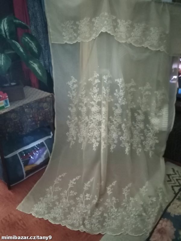 Voálová záclona s výšivkou 210/140cm*
