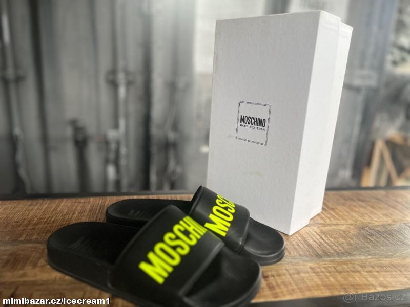NAZOUVÁKY MOSCHINO