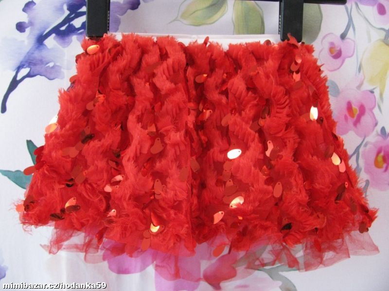 Krásná červená zajímavá sukně