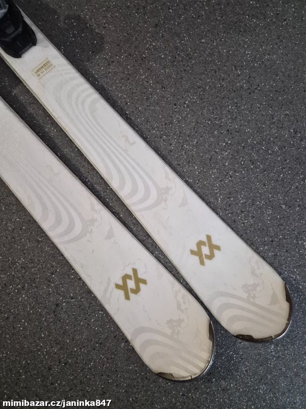 SJEZD. CARV. LYŽE VOLKL FLAIR 7.2 - 147 CM