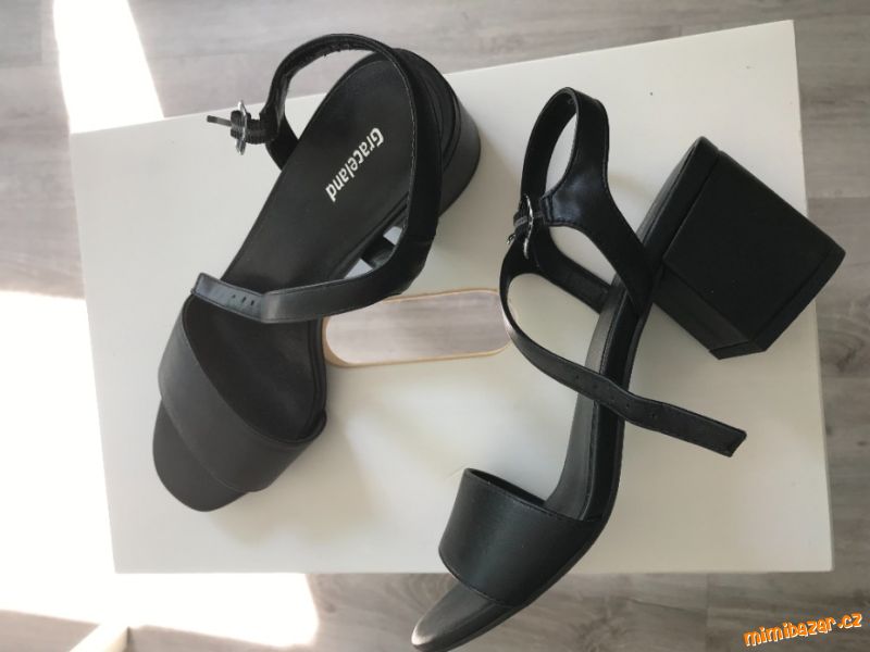 ČERNÉ SANDÁLY NA ŠIROKÉM PODPADKU