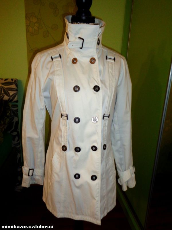 Krásný bílý kabát
