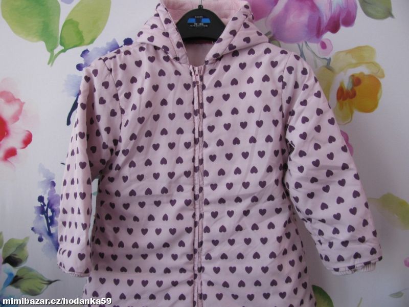 Zimní lila bunda s kapucí a se srdíčky