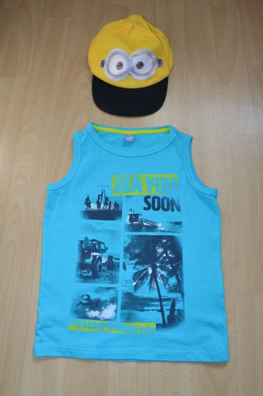 V tyrkysové tílko a žlutá kšiltovka vel. 116