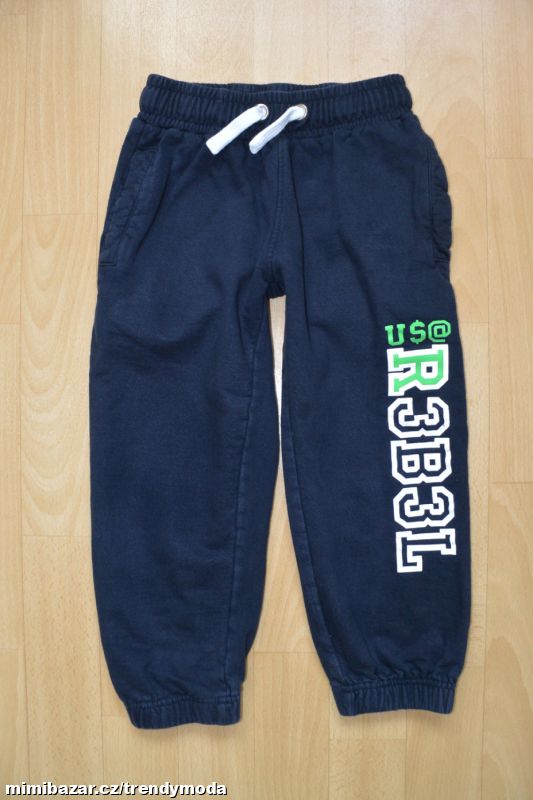 V tmavě modré tepláky vel. 110/116