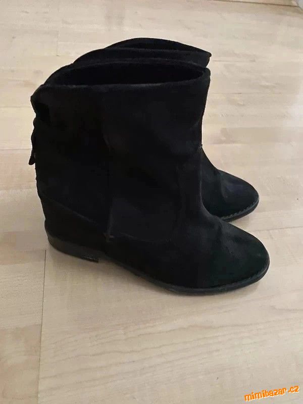 Kožené černé semišové boty na klínku ZARA 38