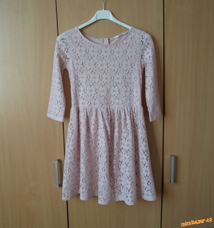 Růžové krajkové šaty šatičky