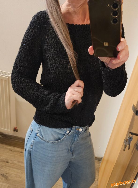 Černý svetr