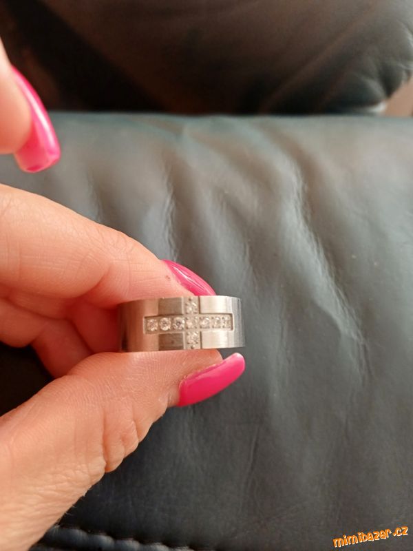 N.o.v.ý ocelový prsten