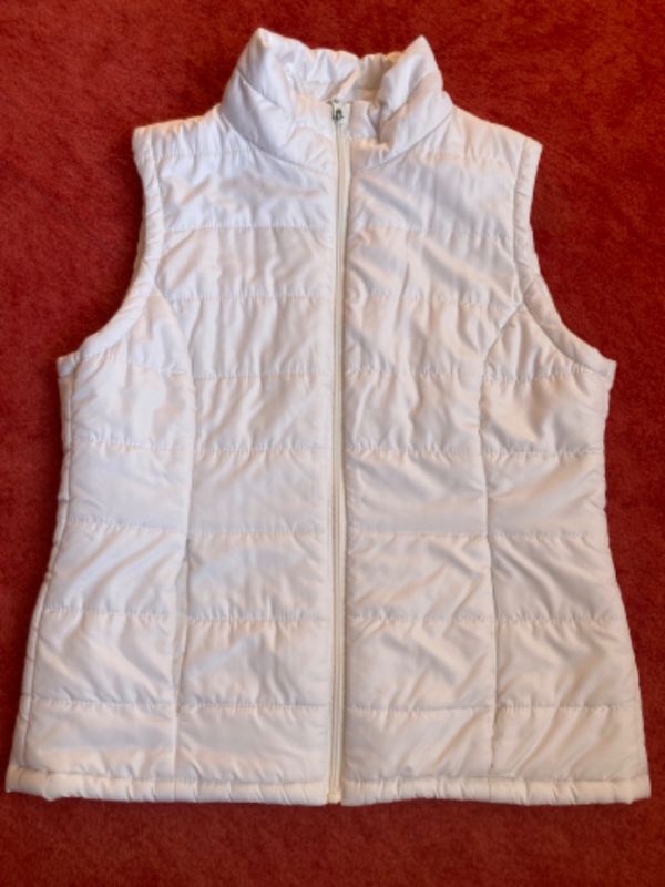 Bílá prošívaná vesta