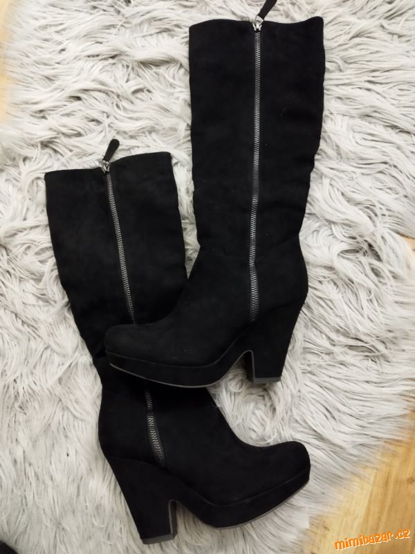 Černé vysoké kozačky na platformě s ozdobným zipem