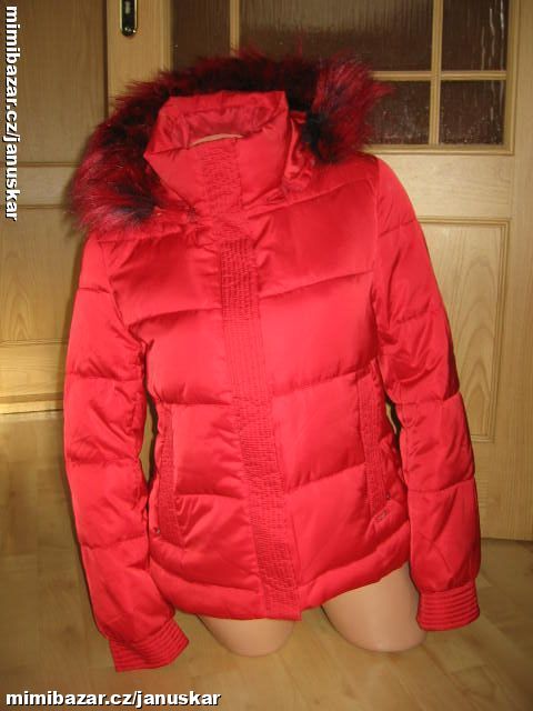Luxusní dámská teplá zimní prošívaná bunda GUESS