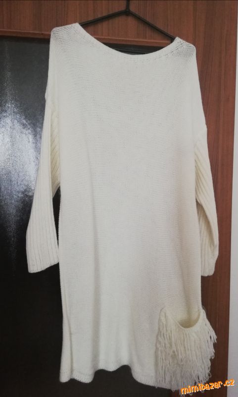 DLOUHÝ SVETR S EFEKT. KAPSOU V KRÉMOVÉ BARVĚ