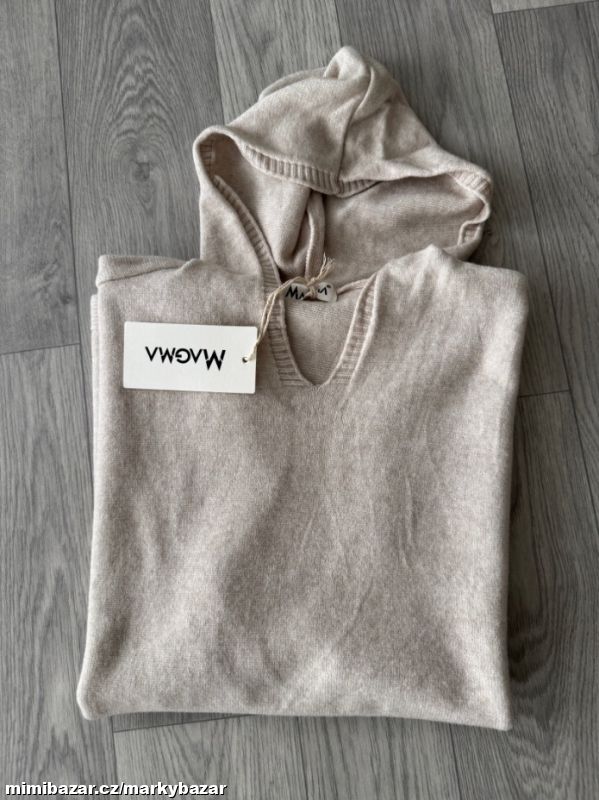 Pletená vesta s kapucí