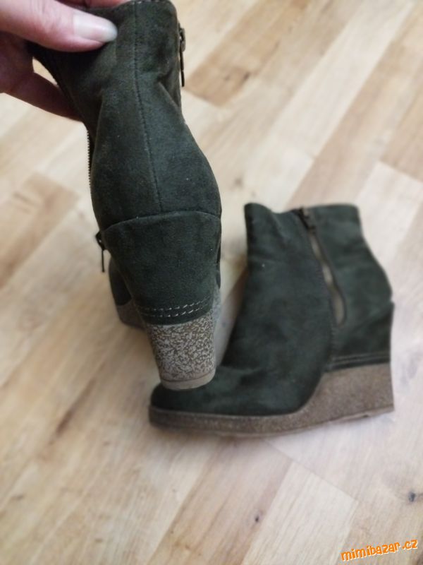 Kotníkové boty, zelené tm. na klinku, nízké kozačky