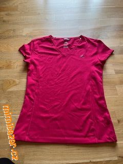 růžové sportovní tričko
