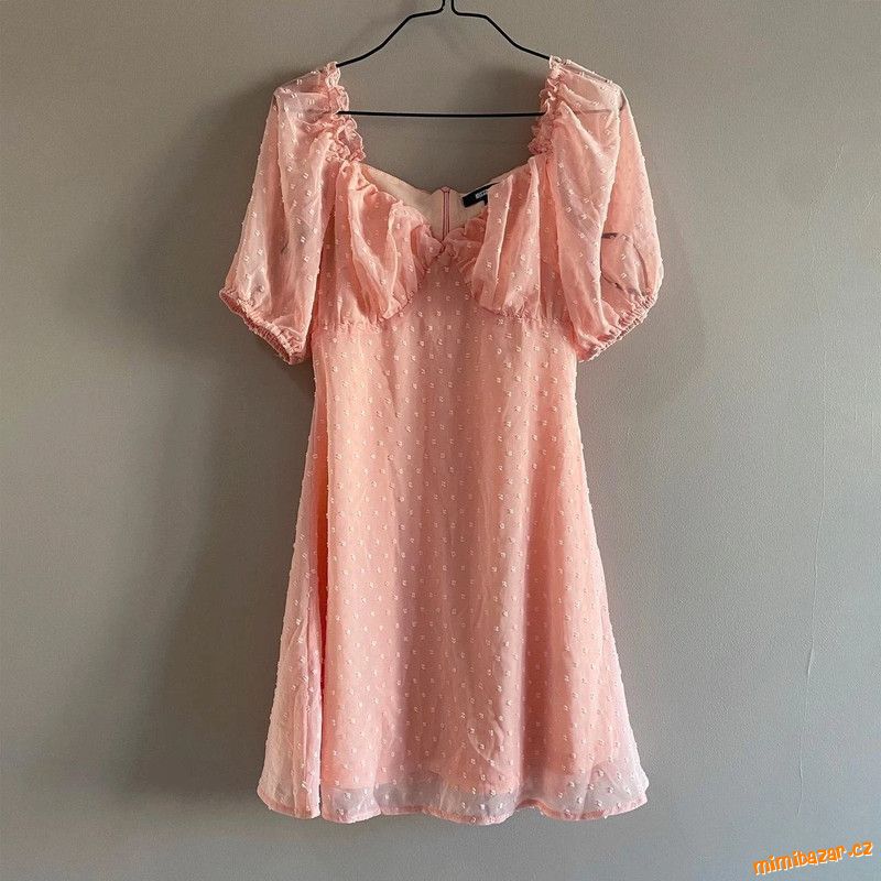 Roztomilé šaty s puntíky Missguided