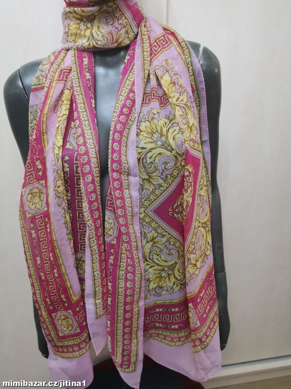 Krásná šála uvedeno Versace