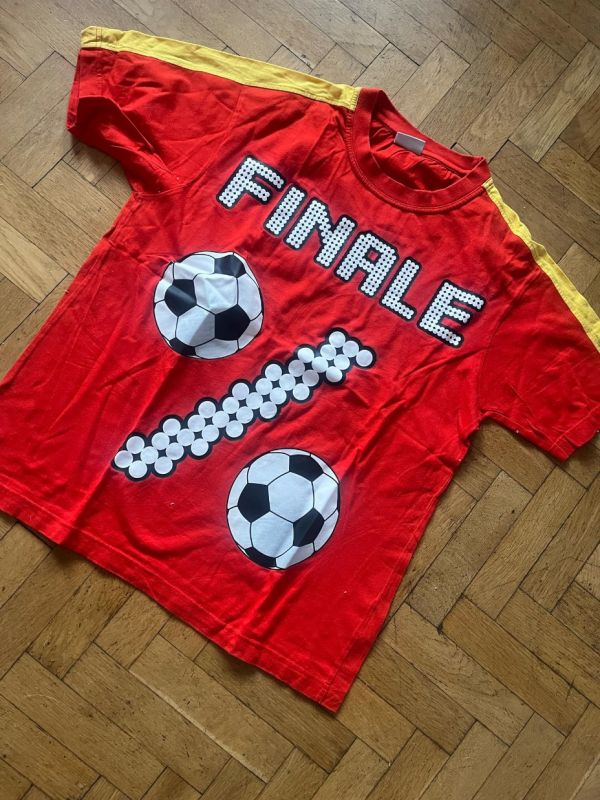 Červené fotbalové triko s míčem