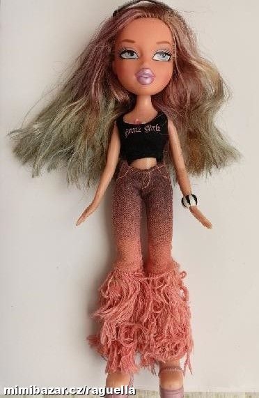 NÁDHERNÁ PANENKA BRATZ BAREVNÉ VLASY S BRÝLEMI
