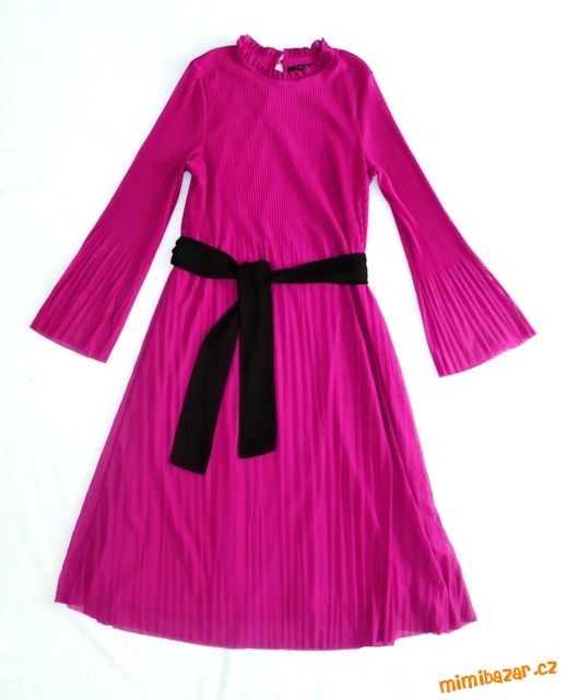 Elegantní pružné koktejlové šaty