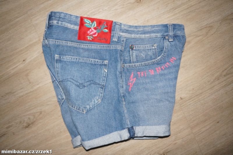 REPLAY nádherné džínové kraťasy vel.L