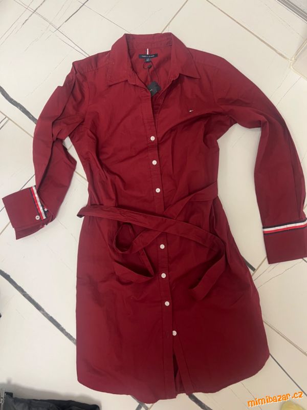 košilové vínové šaty