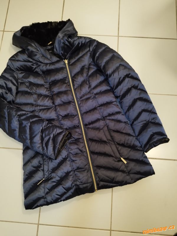 Krásná modrá péřová bunda s kapuci s kožešinkou