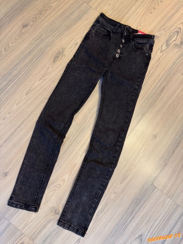 Černé skinny džíny s vysokým pasem