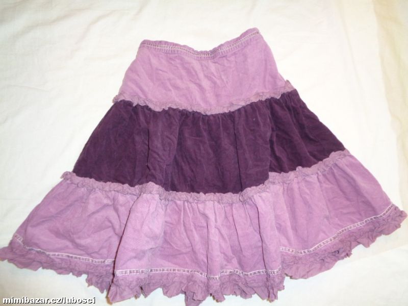 Krásná bohatá volánová manžestrová sukně