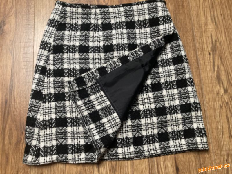 Černo-bílá kostkovaná zavinovací sukně (vel. 34)