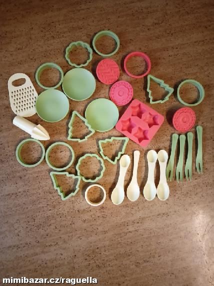 NÁDHERNÁ SOUPRAVA PRO MALÉ KUCHAŘKY DO KUCHYNKY