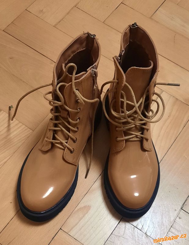 Lesklé kotníkové botky