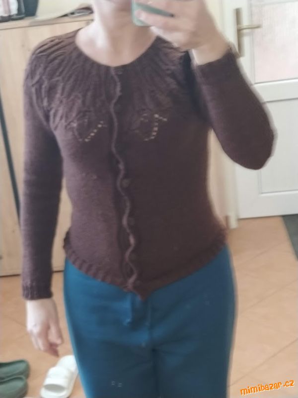 ručně pletený svetr na knoflíčky