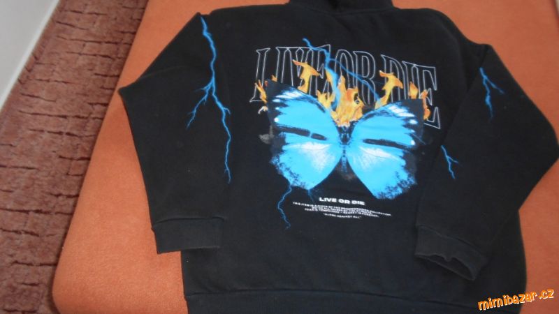 ČERNÁ MIKINA S KAPUCÍ A APLIKACÍ NA ZADNÍM DÍLE