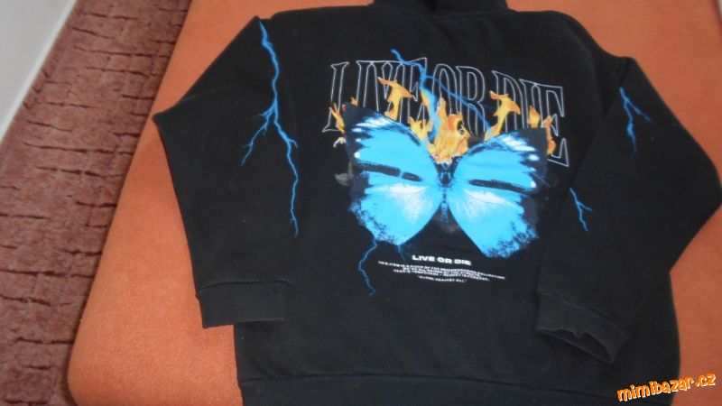 ČERNÁ MIKINA S KAPUCÍ A APLIKACÍ NA ZADNÍM DÍLE