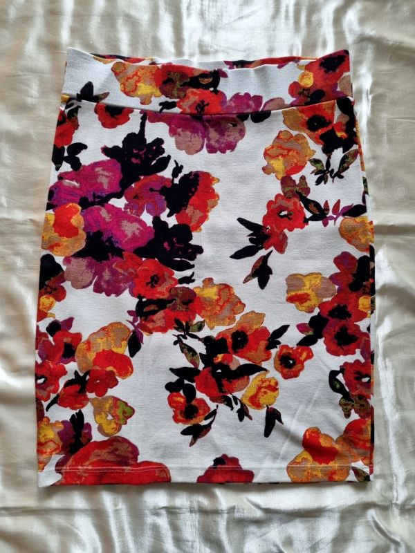 Bílá úpletová sukně s barevnými květy