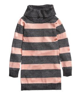 Dlouhý pruhovaný šedo-růžový svetr s rolákem