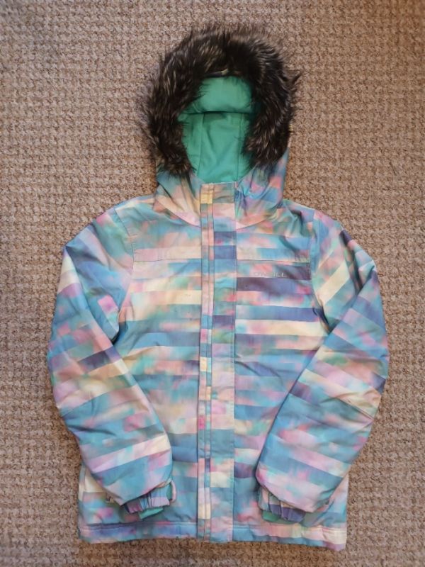 Krásná dívčí zimní bunda s kožíškem