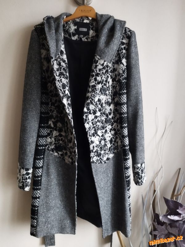 Černo-bílý krásný zn. kabátek s kapuci a páskem