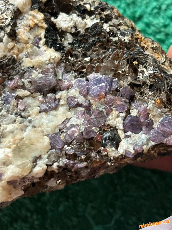 Safír s rubínem velmi vzácný přírodní drahokam