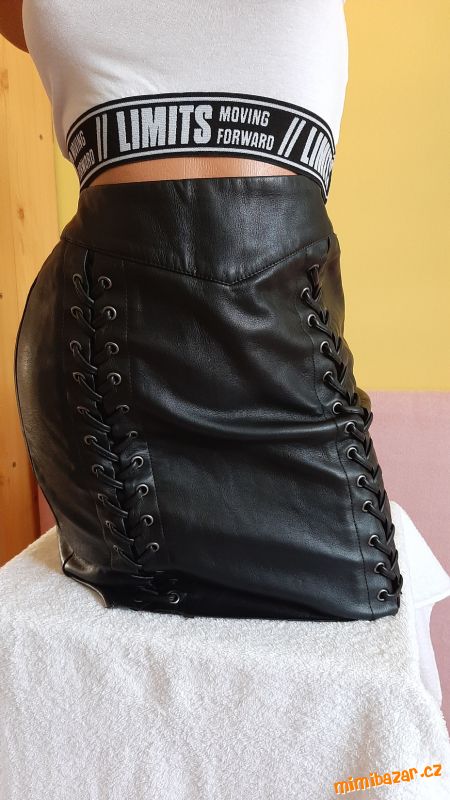 Černá koženková sukně 38