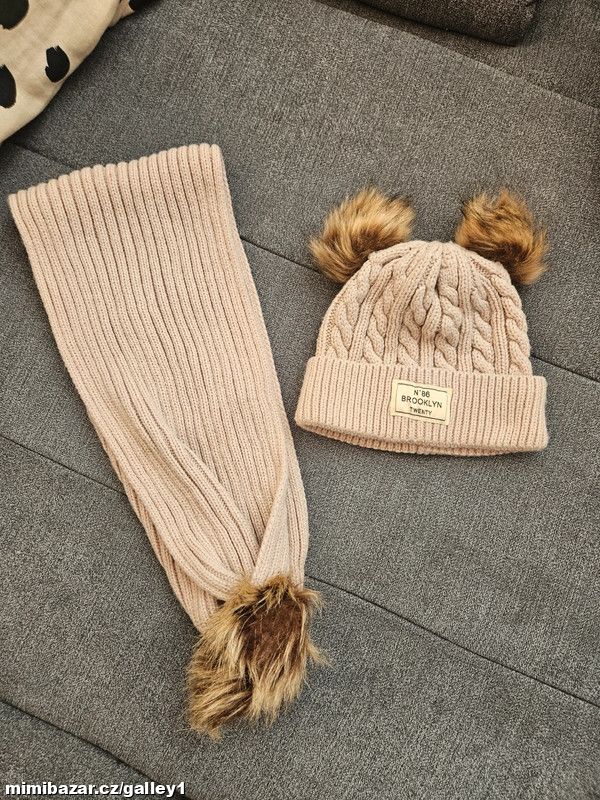 Dětská čepice s bambulemi + šála
