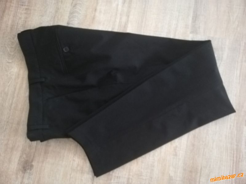 ČERNÉ OBLEKOVÉ KALHOTY S PUKY - SLIMFIT