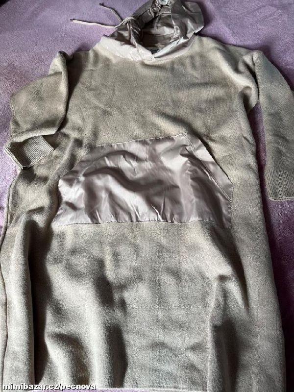 Dlouhý béžový svetr klokanka