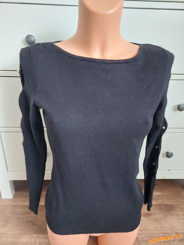 Černý svetřík s průstřihy a perličkami