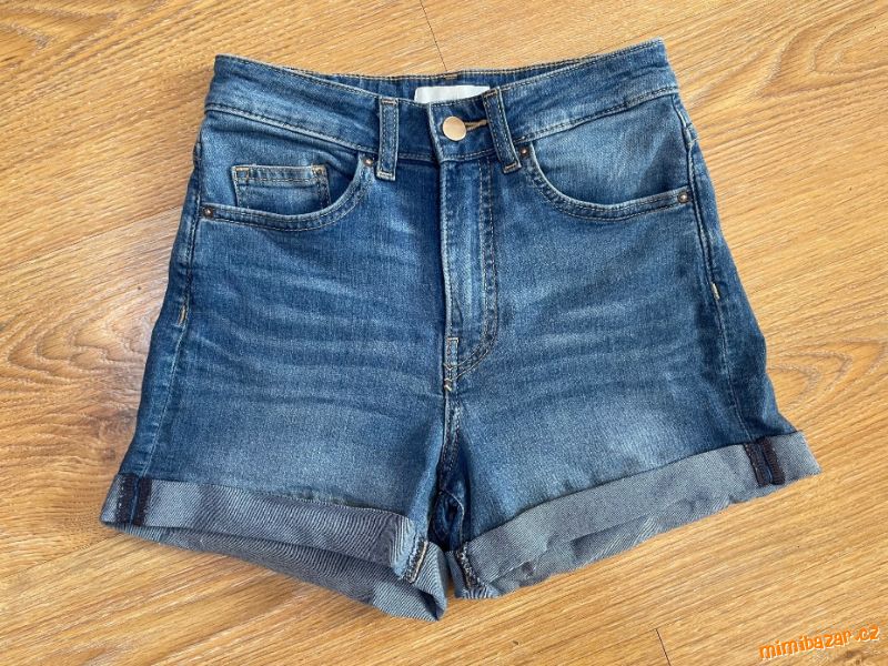 Džínové kraťasy jako N.ové