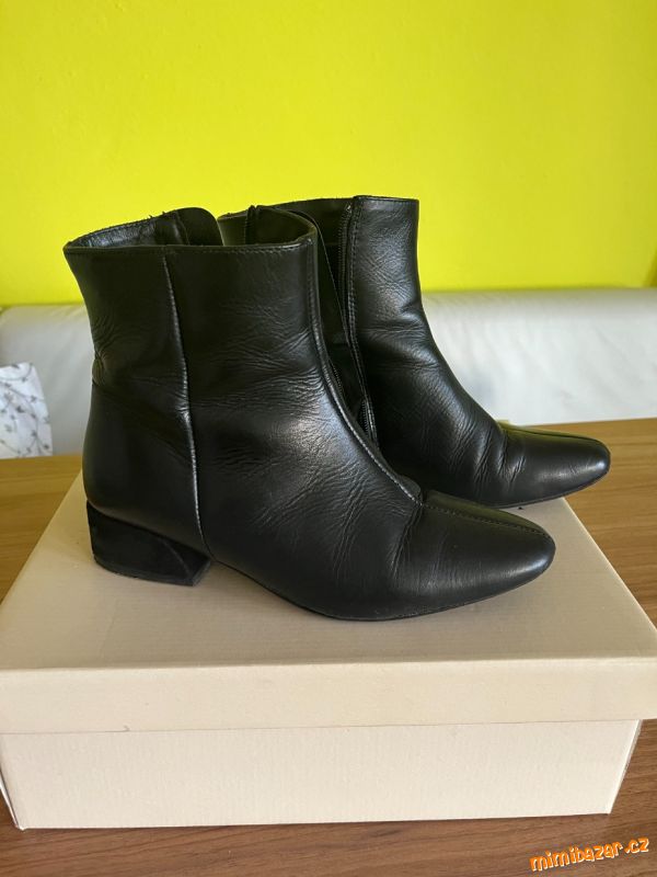 Kožené černé polokozačky 37
