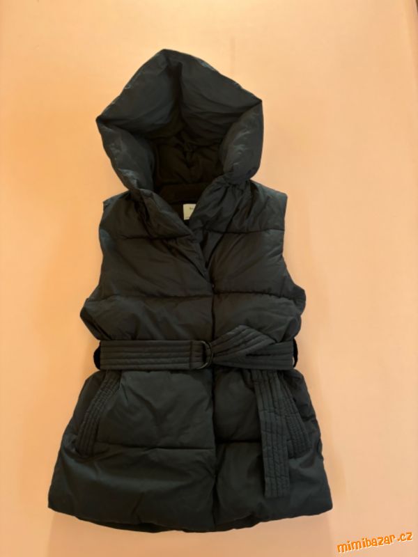 Nadýchaná černá vesta XS-S