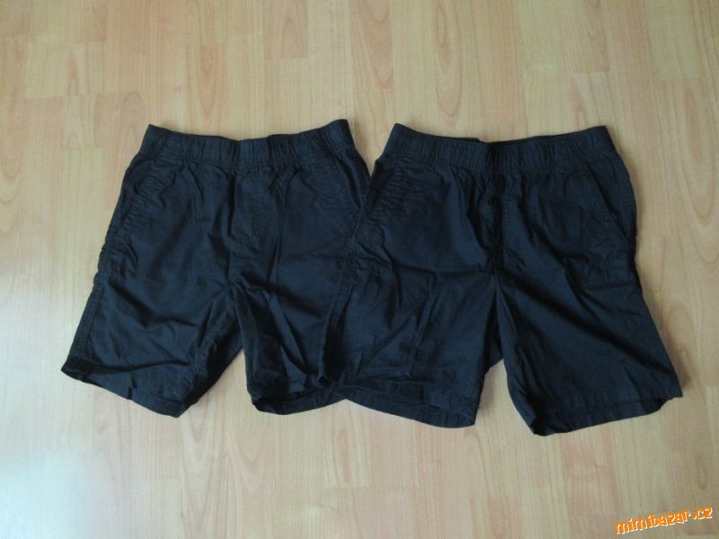 černé plátěné kraťasy